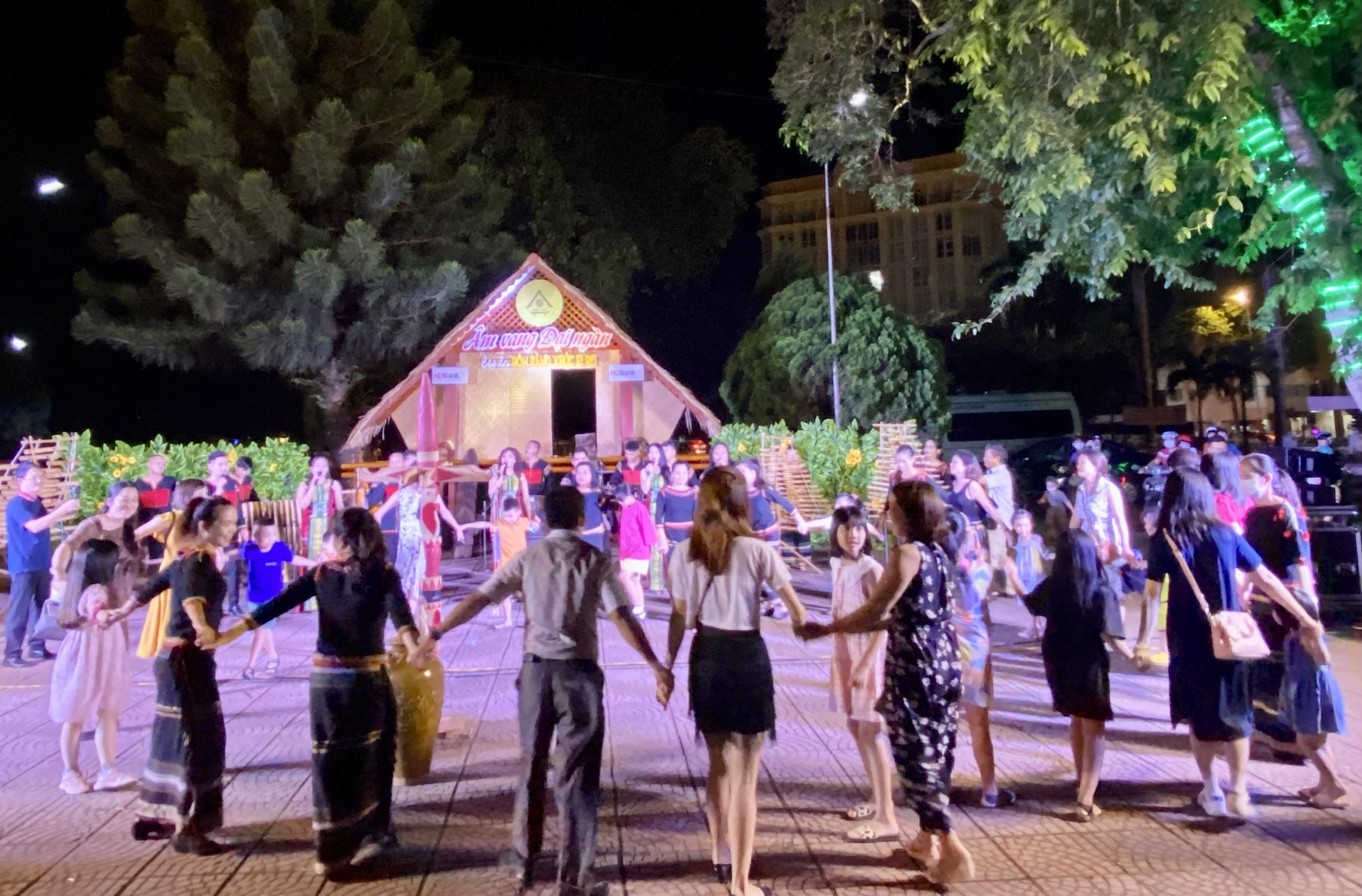 CHƯƠNG TRÌNH BIỂU DIỄN VĂN HÓA CỒNG CHIÊNG PHỤC VỤ NHÂN DÂN VÀ DU KHÁCH